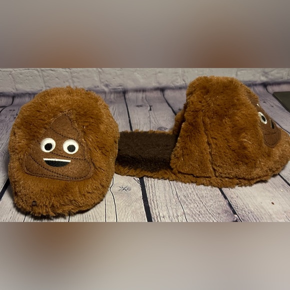 NWOT. Poop Emoji Slippers. Size 2-3 Kids. - Picture 5 of 7
